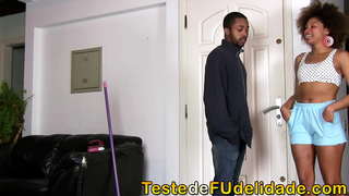 Бос заганная любіць сядзець, гледзячы на яго пакаёўкі сэксі Giovanna Цукерак limando вашага дома, выкарыстоўваючы толькі ніжняе бялізну, чырвоны, поўнае сцэны на Сайце Тэст Fudelidade