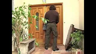 Horny blonde mosuyop unya fucks sa iyang uyab diha sa patyo