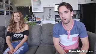 Filthy Teen Slut Moka Mora იღებს ორი Cocks ამავე დროს