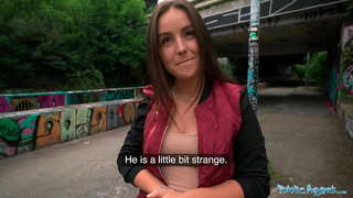 Davlat agenti talaba uning qin Pragada bir begona ochiq havoda tomonidan qattiq kirib olish ega