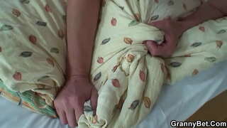 Старија жена је завео младог момка