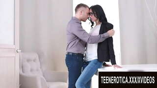 ���ොරට වැඩීම ආශාව සමග යොවුන් රූපලාවන්ය Nika