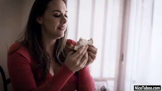 Похотливая милфа Шанель Престон отсосала член и была жестко выебана