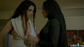 Dada besar lesbian bos berpuas hati dengan dia hitam pekerja