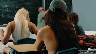 Blonde teen blowjobs, dann gefickt von Ihrer Freundin im pool