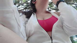 Nicoletta arată-i greu sfarcurile in public ca ea fumeaza si se joaca cu sanii ei