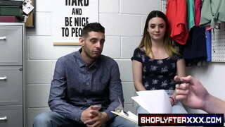 Amikor Kinsley Kane, a barátja vagy, fogott egy lopott hitelkártya, veszteség megelőzés tantárgyak Kinsley, hogy egy alapos sáv testüreg vizsgálat.