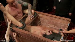 Tineri brunete sclavi Adriana Chechik este legat la ochi și cutie apoi mare penis futut de Astral Praful de sub control de dom Printesa Donna Dolore în public