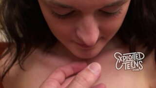 Teen le pigtails a &#039;toirt a cheann anns a&#039; chiad porn