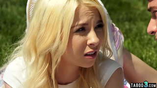 Gənc haqqında ümumi bacısını kobudcasına трахнули bağda açıq havada