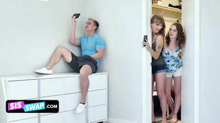 Siswap - Lusty Vicfratinojn Ruzo Ilia Granda Stepbros Kaj Fiki Ilin Sur La Sofo