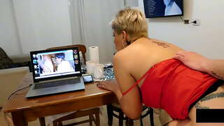 Мен обнаруживаю , ал шпионит үчүн мен , азырынча мен мастурбирую жана заставляю анын наполнять мою задницу сүт билдиргенге чейин ал перельется аркылуу чети .....