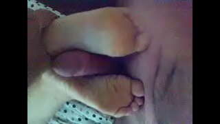 Аялы дразнила ножкой...