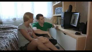 Simpatik esmer ehtiyatla at belində толстом üzvü