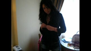 Italiana amatorial Lilly lavalava sy masturbates