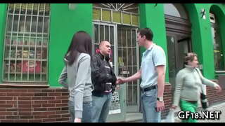 Незнакомец целует ее, полный волшебства