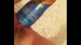 Toying ਨਾਲ suncream ਬੋਤਲ