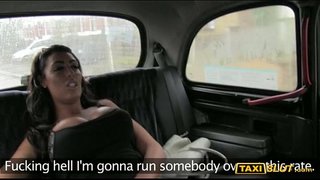 Հսկայական հետույք Ava бурят վարորդի հետեւի նստատեղում նրա տաքսի