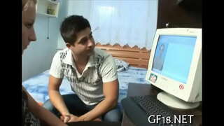 Симпатичная совершеннолетняя кыз-өспүрүм турат рагы