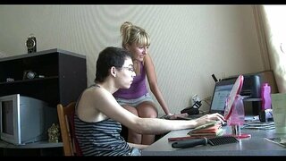 Nádherné teen holka stojí psí móda