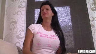 Busty brunette Deutsche milf masturbéieren