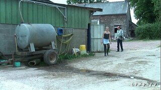Mature francaise geschitt defoncer den arsch vun Opa an seng kumpels vun der farm