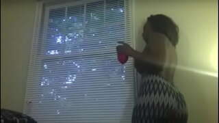 ���ருங்காலி பெண் Fart மற்றும் Burp