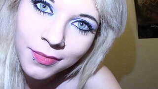 ���ಿಸಿ ಮಾದಕ ಹುಡುಗಿ Drooling ನಾಲಗೆ