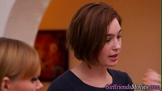 Busty วัยรุ่น licks นเลสเบี้ยน