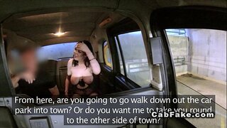 Pentil yang besar amatur mendapat wajah dalam teksi palsu