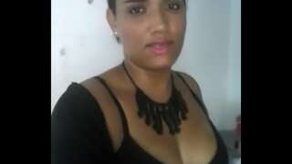 Salaku manéhna indit kaluar jeung babaturan nya, sarta ninggalkeun pamajikan bangor di imah fucking panas