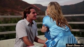 בלאָנדע מילף טאָכעס נאָך אַ דיק