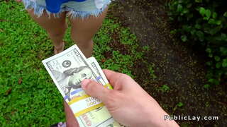 Bubble butt गोरा bangs मा गेराज मा सार्वजनिक