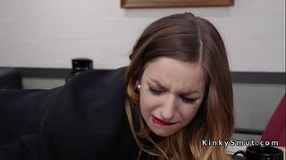 Брунэтка з вялікімі сіськамі бос дрочыць анал сваёй прадаўшчыцы