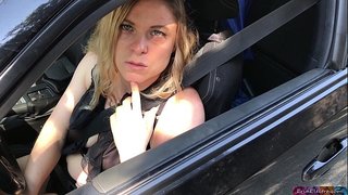 Blonde piocaidean suas stranger agus fucks air ais aig a h-àite