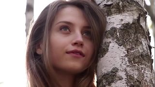 Таттуу жаш айым Николина токойдогу кийимдерин алып салат