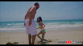 ���ังเด็กและ Petite เล็กผู้หญิงจัสมินเกรย์จะได้เล็กจิ๋มผิดโดครั้งใหญ่วางจู๋เจ้าชายจากชายหาด