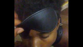 Ebony adolescente en catividade chupando bf dick