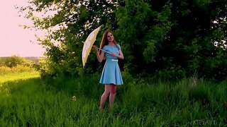 Az ukrán szépség Canara vetkőzni kültéri