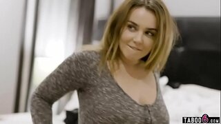 Каучсерферша с большими сиськами пыталась обокрасть парня, принимающего ее у себя