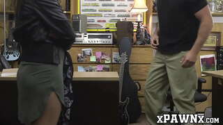 Curvy parvulus pawns eius cithara et pussy