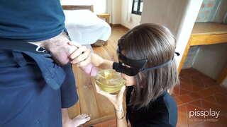 ���વ્યવસ્થિત Deepthroat સેક્સ માટે તરસવુ માટે ગુલામ છોકરી - પીણાં વાટકી pee!