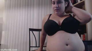 Tew yn ferch wrth ei bodd pwdinau