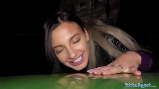 ציבור אַגענט קערווי ברונעט האָטטיע אין דרויסנדיק אָוונט בלאָוודזשאָב און באַרען