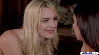 Bà đang tìm kiếm điều khiển từ xa và hỏi cô gái từ xa nếu cô ấy biết nó ở đâu.Tất cả khỏa thân cô ấy quay lại với việc điều khiển từ xa trong mông cô ta.của tất cả các phần nới lỏng cô ấy, và cô ấy quyến rũ cô ấy.Họ hôn nhau và cô tóc vàng trước khi mặt cô ấy