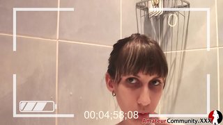 Ружна тинејџер крије у купатилу да додирнете себе прстима