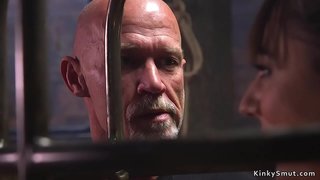 Starý pán šuká horké brunetka otrok, hluboko v krku, dokud se rány její kundu v bondage lano