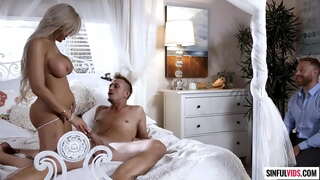 הבעל צופה אשתו אל דפקתי על ידי חתיך השכן.