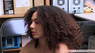 Interracial quickie ak yon jèn timoun sou CCTV