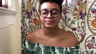 Ebony babe बन्द हुन्छ ओछ्यान मा